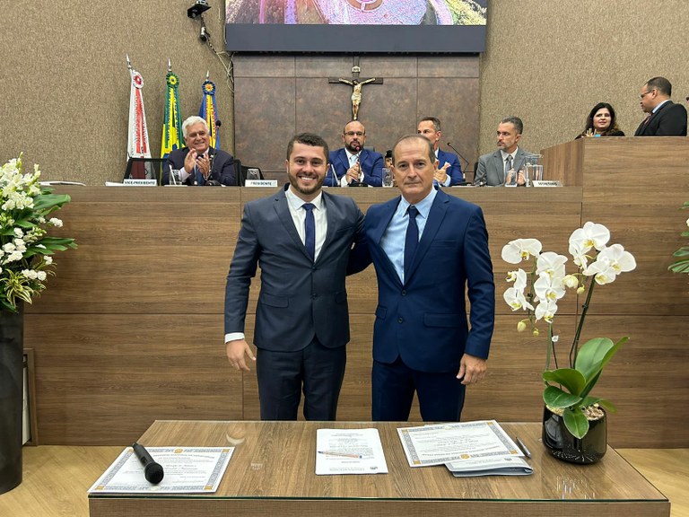 Novo prefeito, Dr. Elio da Mata Santos, e o vice-prefeito, Raphael Von Rondow Nascimento. Foto: Ascom/Câmara de Itabirito.