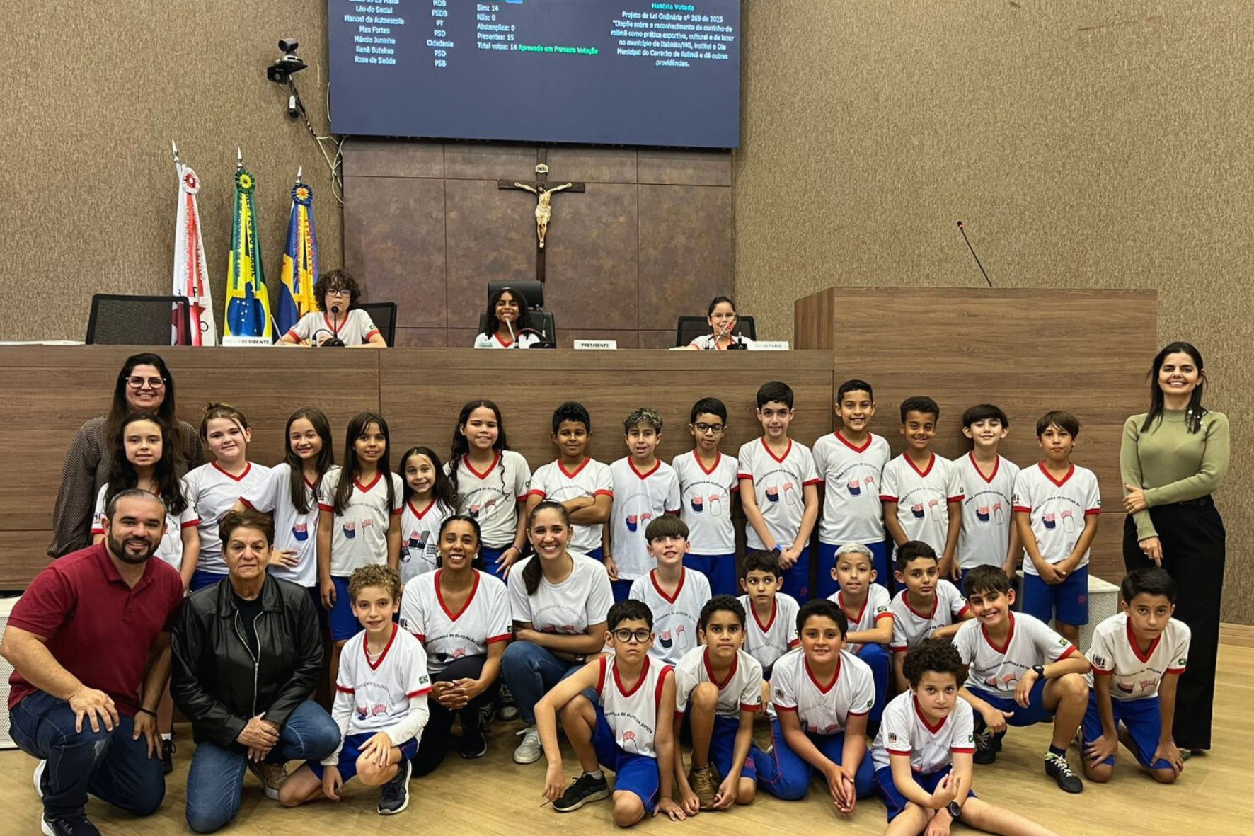 Alunos da Escola “Vovozinha” visitam a Câmara Municipal de Itabirito
