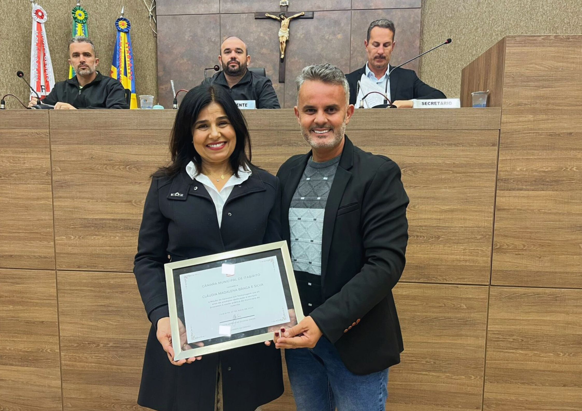 Câmara de Itabirito homenageia farmacêutica pelos 25 anos de serviços prestados à saúde pública