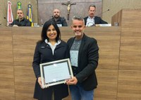 Câmara de Itabirito homenageia farmacêutica pelos 25 anos de serviços prestados à saúde pública