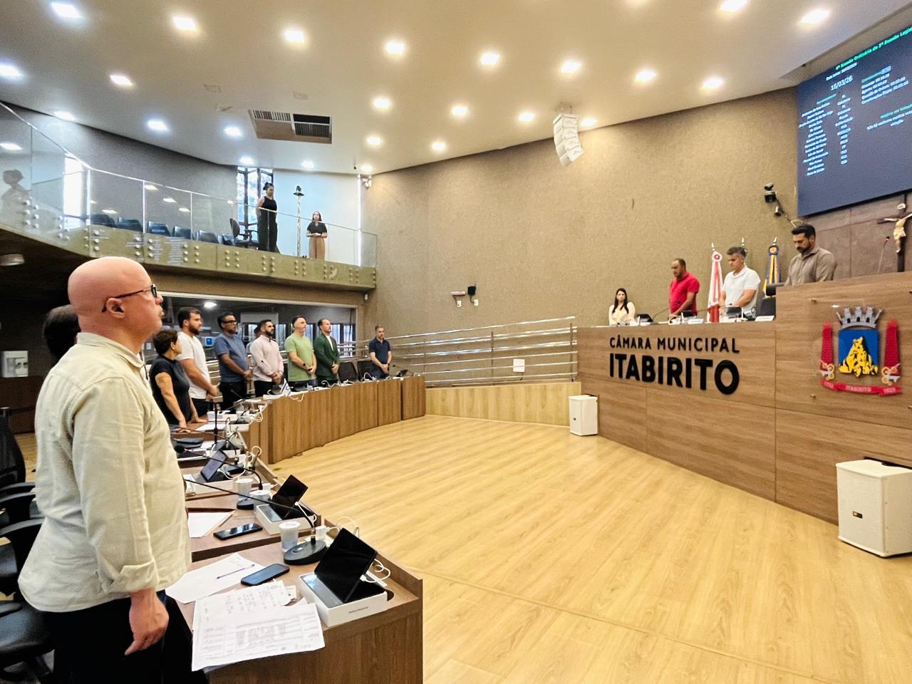Câmara de Itabirito realiza minuto de silêncio pela morte do ex-chefe de Gabinete Lucas França de Oliveira e avança na votação de projetos em pauta