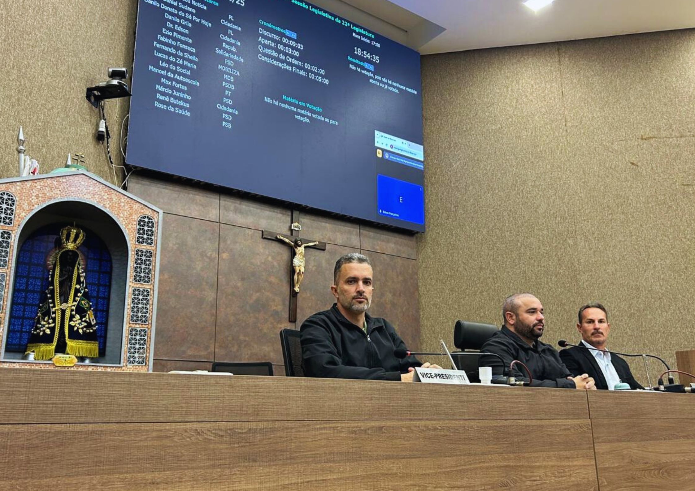 Câmara de Itabirito recebe imagem de Nossa Senhora Aparecida e homenageia servidora da saúde 