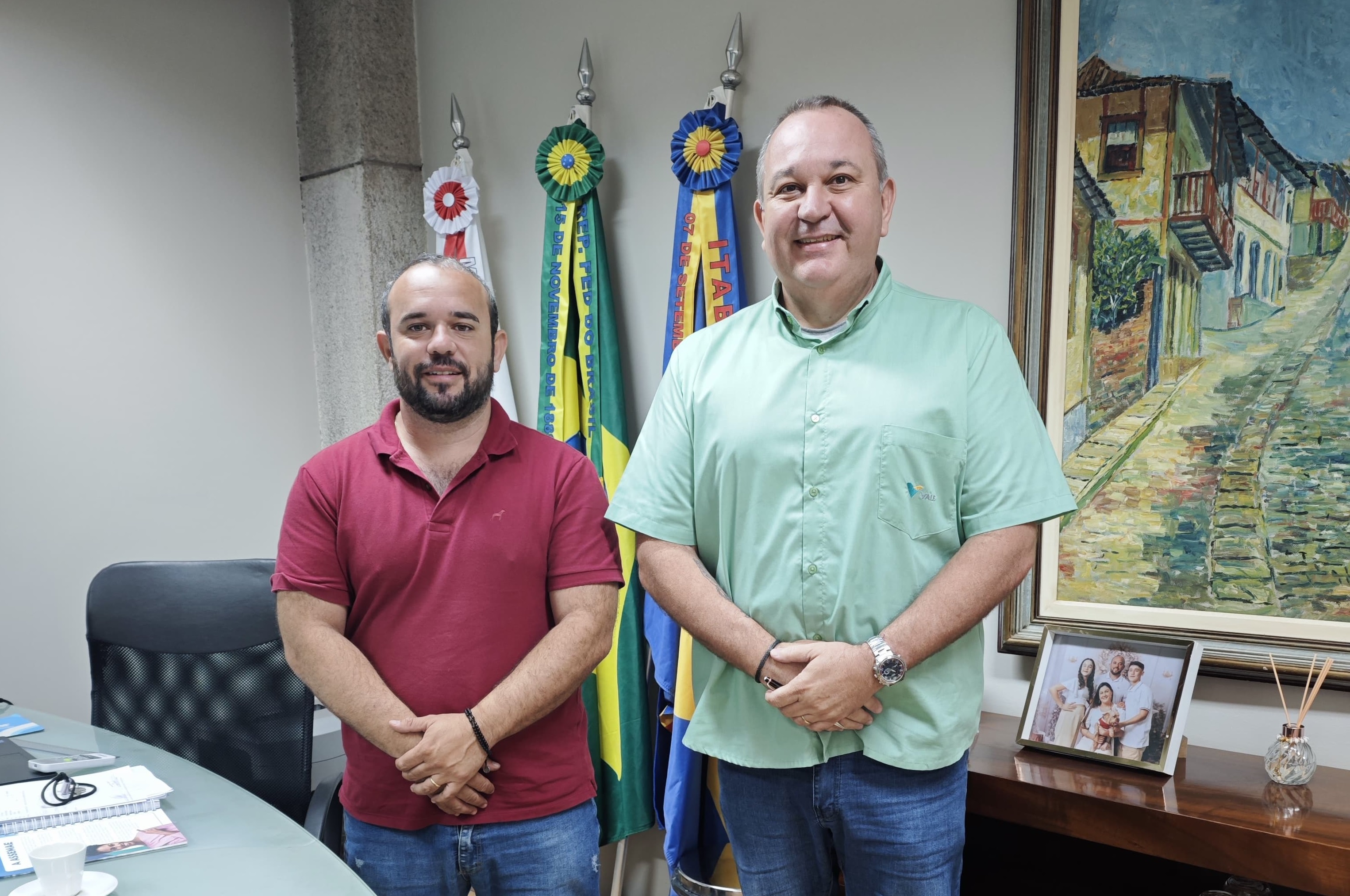 Câmara de Itabirito recebe representante da Vale para estreitar relações institucionais