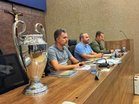 Câmara de Itabirito recebe taça da 8ª Copa Wanderson Carvalho de Futsal