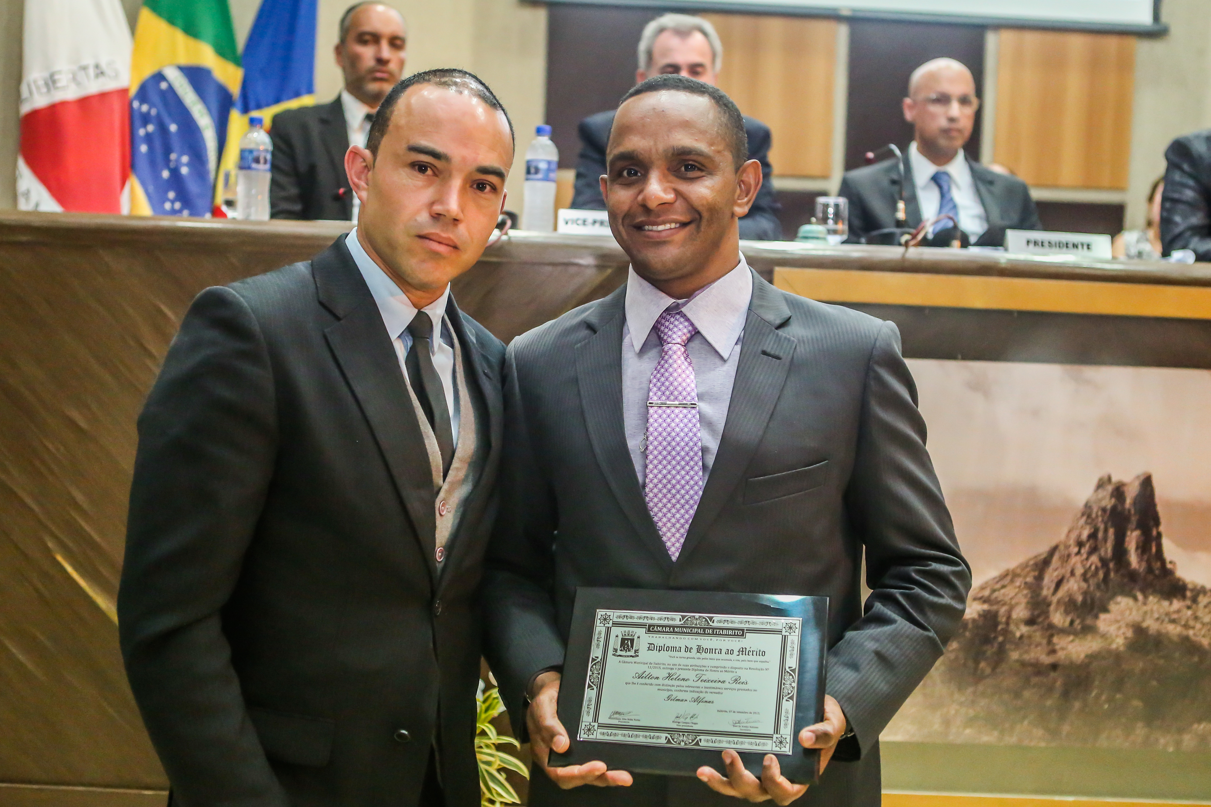 Câmara de Itabirito realiza entrega de Honrarias