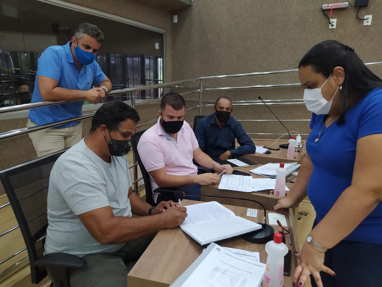 Secretária de Planejamento, Débora Aguiar, conversa com os vereadores.