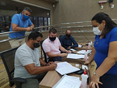 Secretária de Planejamento, Débora Aguiar, conversa com os vereadores.