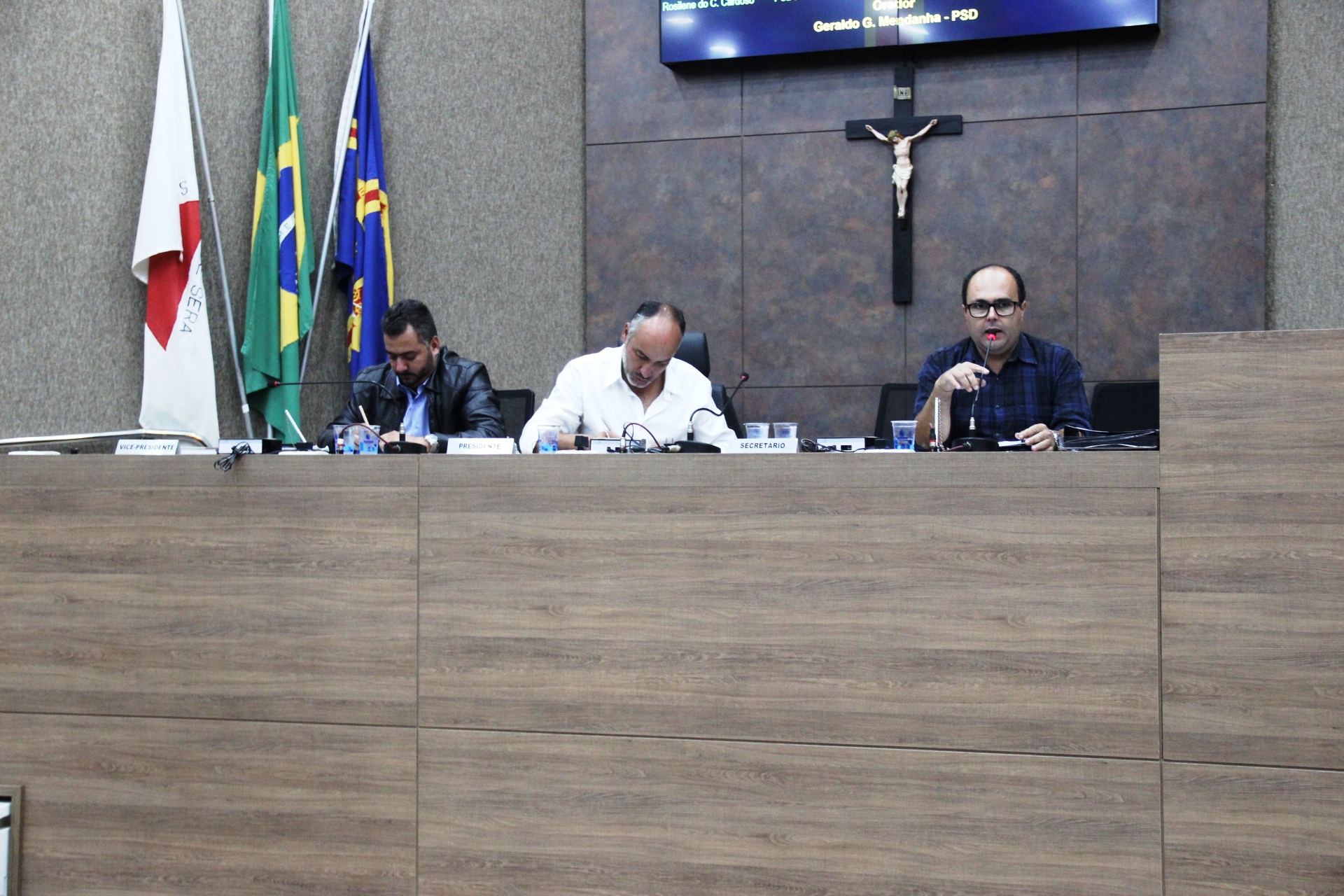 Câmara aprova compra de terrenos de R$ 3,7 mi por R$ 350 mil, e edil diz que servidores terão reajuste