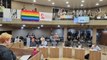 Manifestante LGBTQIA+ usa Tribuna da Câmara de Itabirito