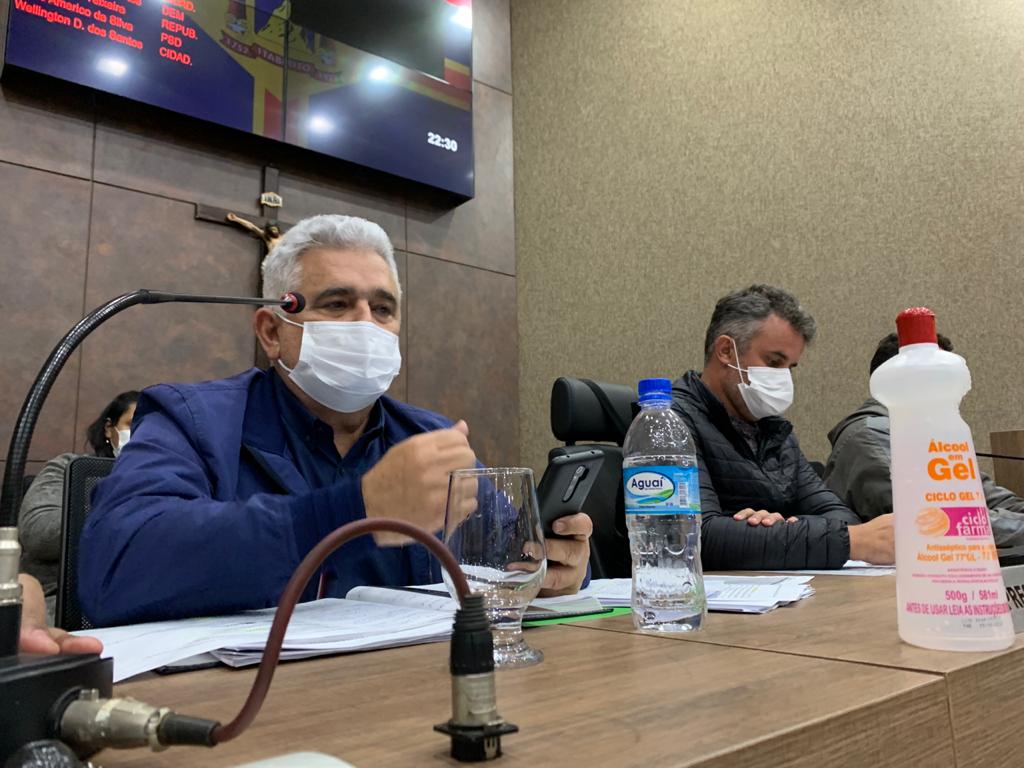 Prefeito responde a questionamentos de vereadores na Câmara de Itabirito