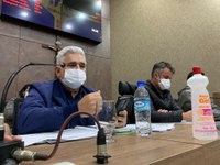 Prefeito responde a questionamentos de vereadores na Câmara de Itabirito