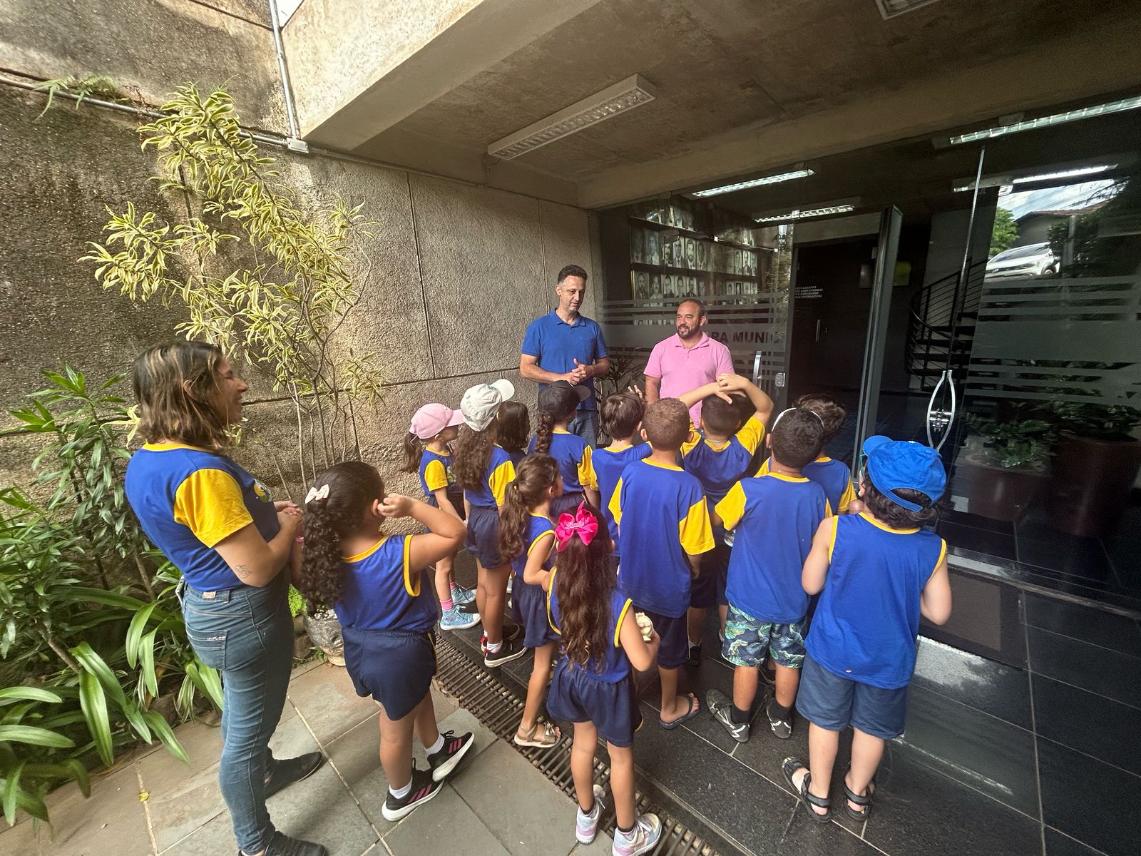 Crianças da Escola Começo de Vida visitam Câmara de Itabirito para conhecer atividades legislativas