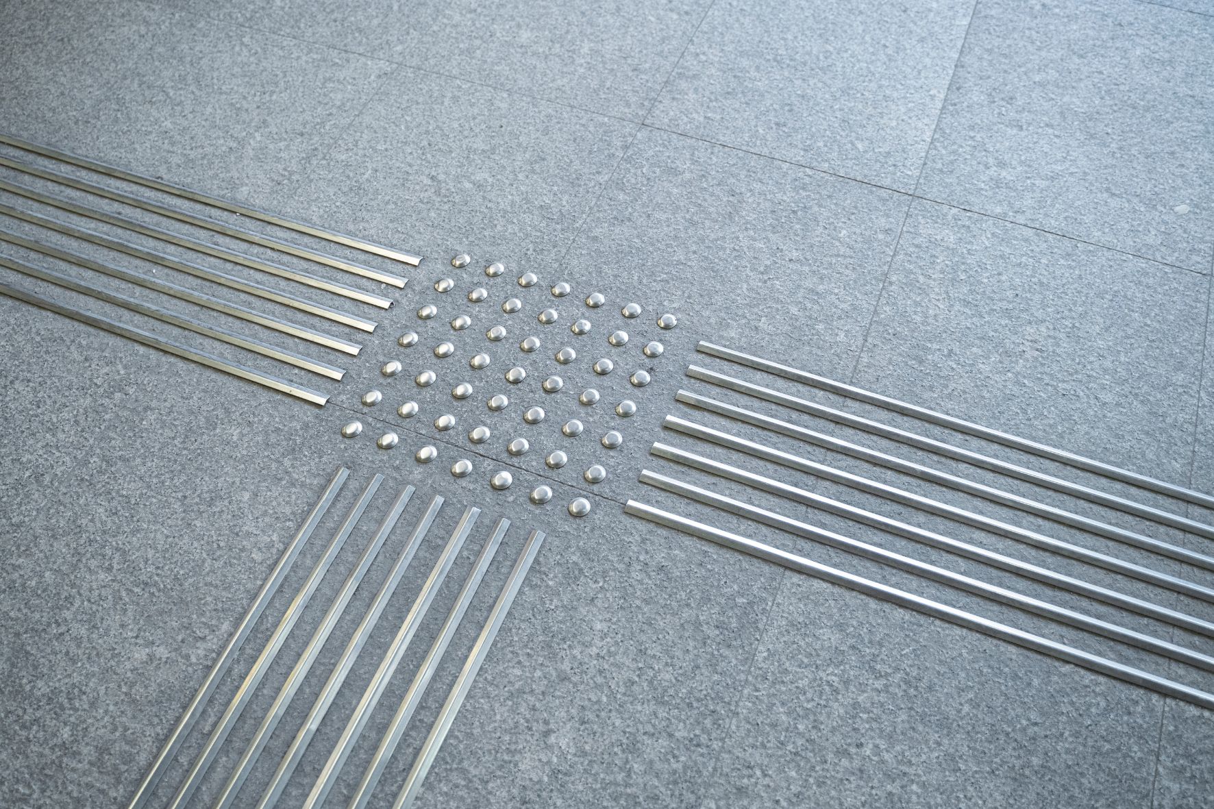 Itabirito institui obrigatoriedade de pisos táteis em vias públicas e novos loteamentos