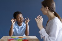 Lei garante flexibilização do uso de uniforme para alunos com TEA em Itabirito