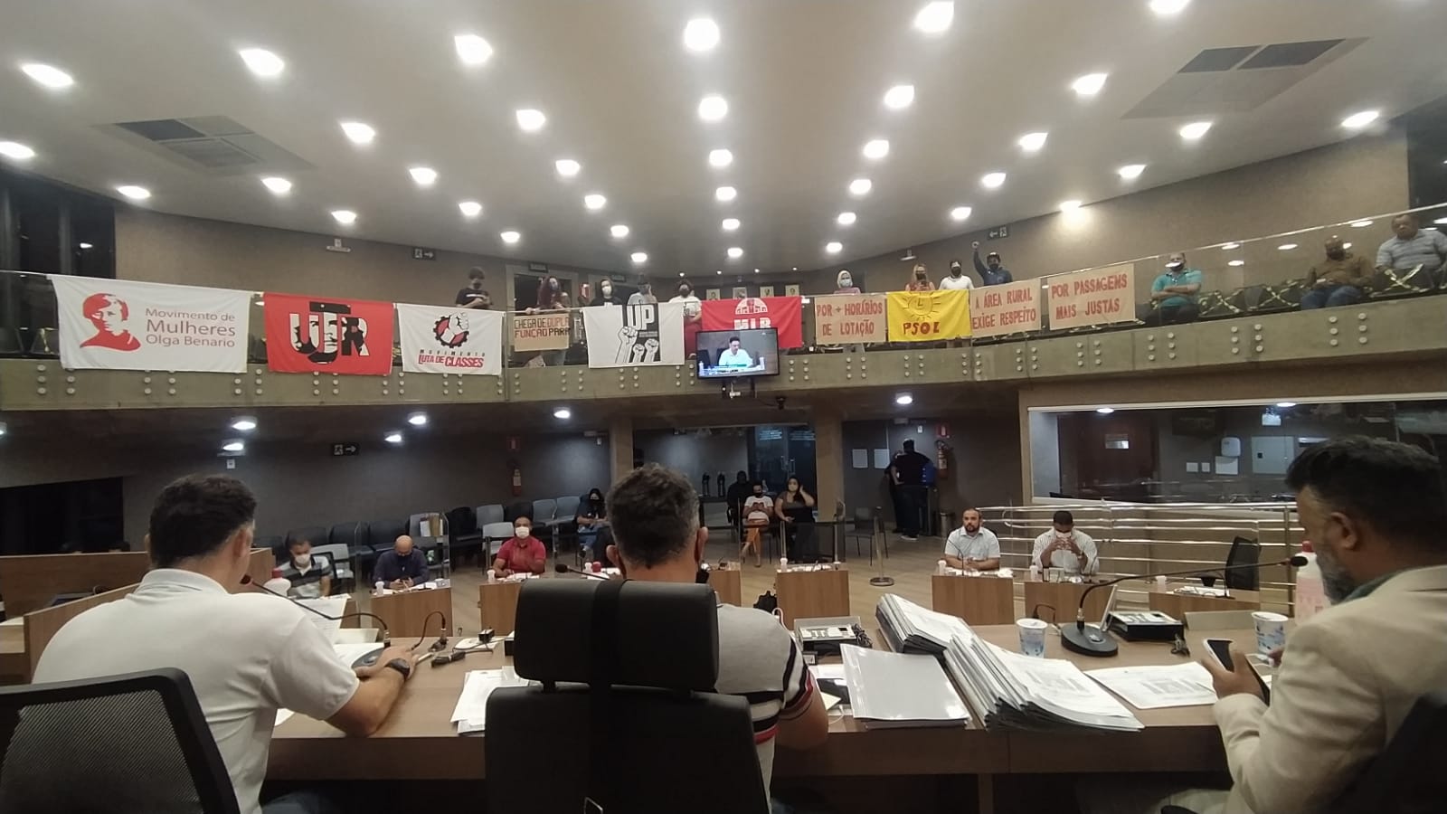 Manifestantes participam da última reunião ordinária da Câmara