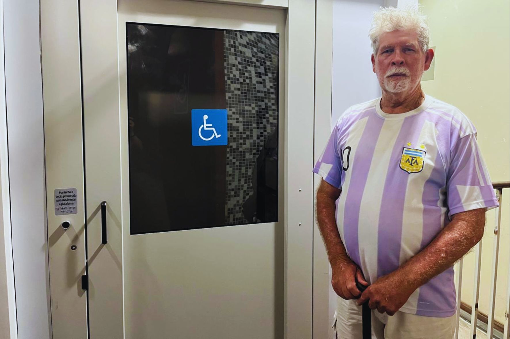 Plataforma elevatória garante acessibilidade ao Plenário da Câmara de Itabirito