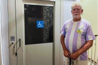 Plataforma elevatória garante acessibilidade ao Plenário da Câmara de Itabirito