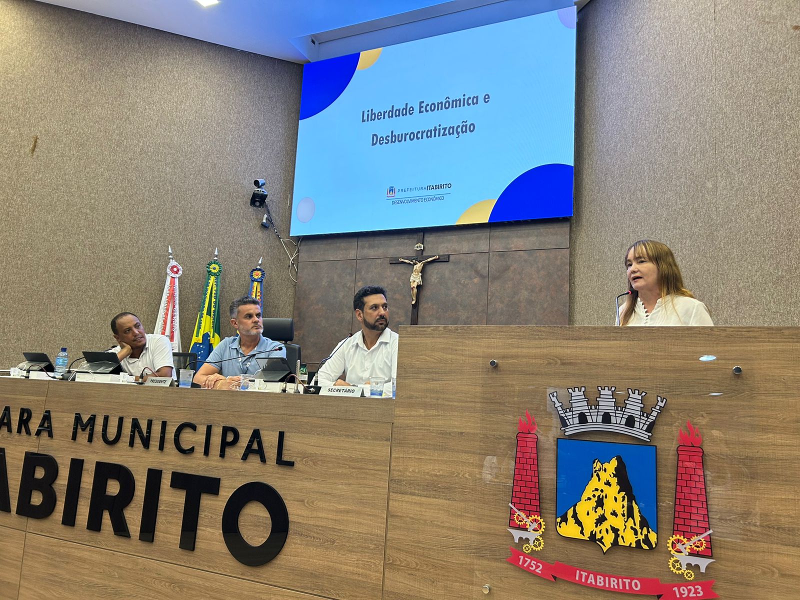 Secretária de Desenvolvimento Econômico apresenta proposta de atualização da Lei de Liberdade Econômica na Câmara de Itabirito